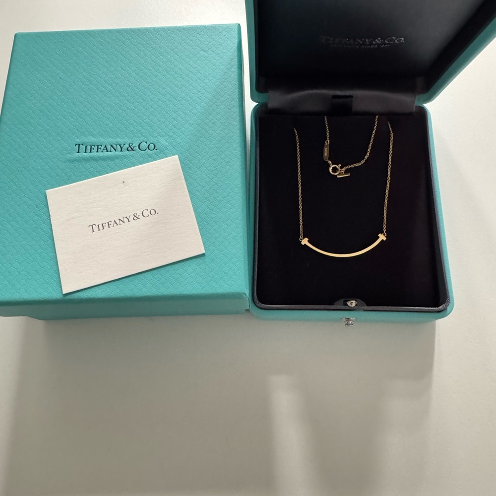 Tiffany & Co. Necklace T smile pendant in yellow gold.